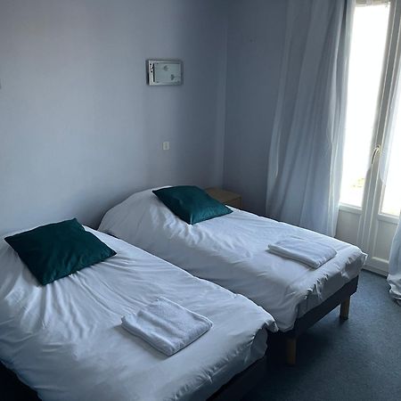 Hotel Le Lyon Vert Commentry Eksteriør billede