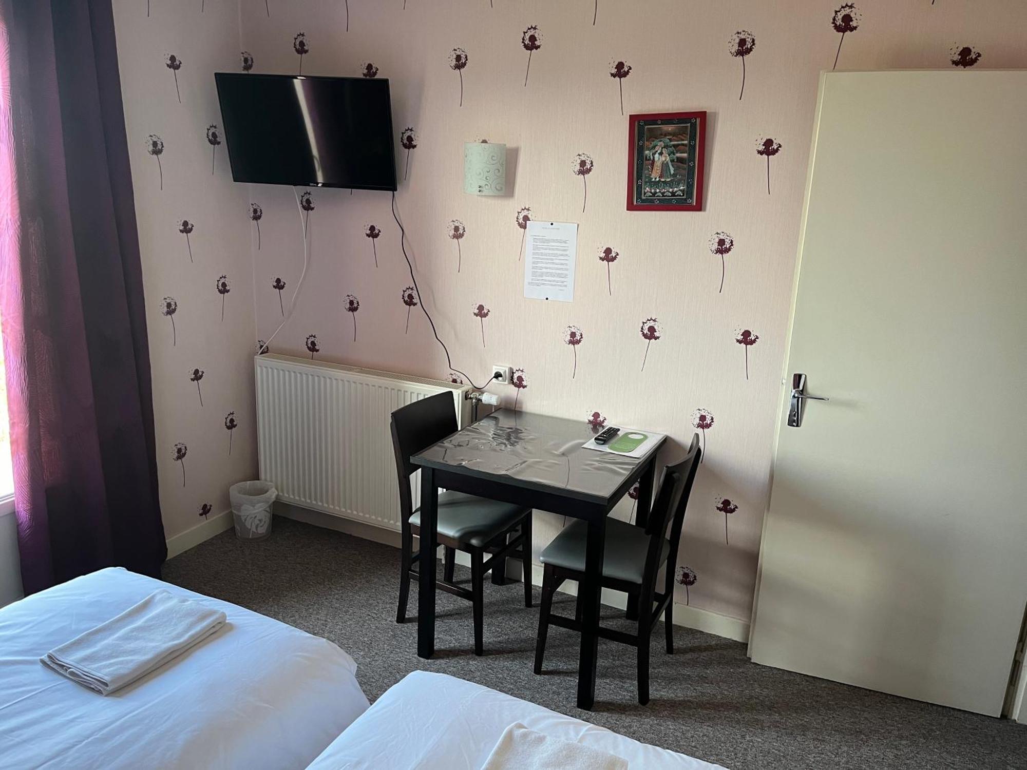 Hotel Le Lyon Vert Commentry Eksteriør billede