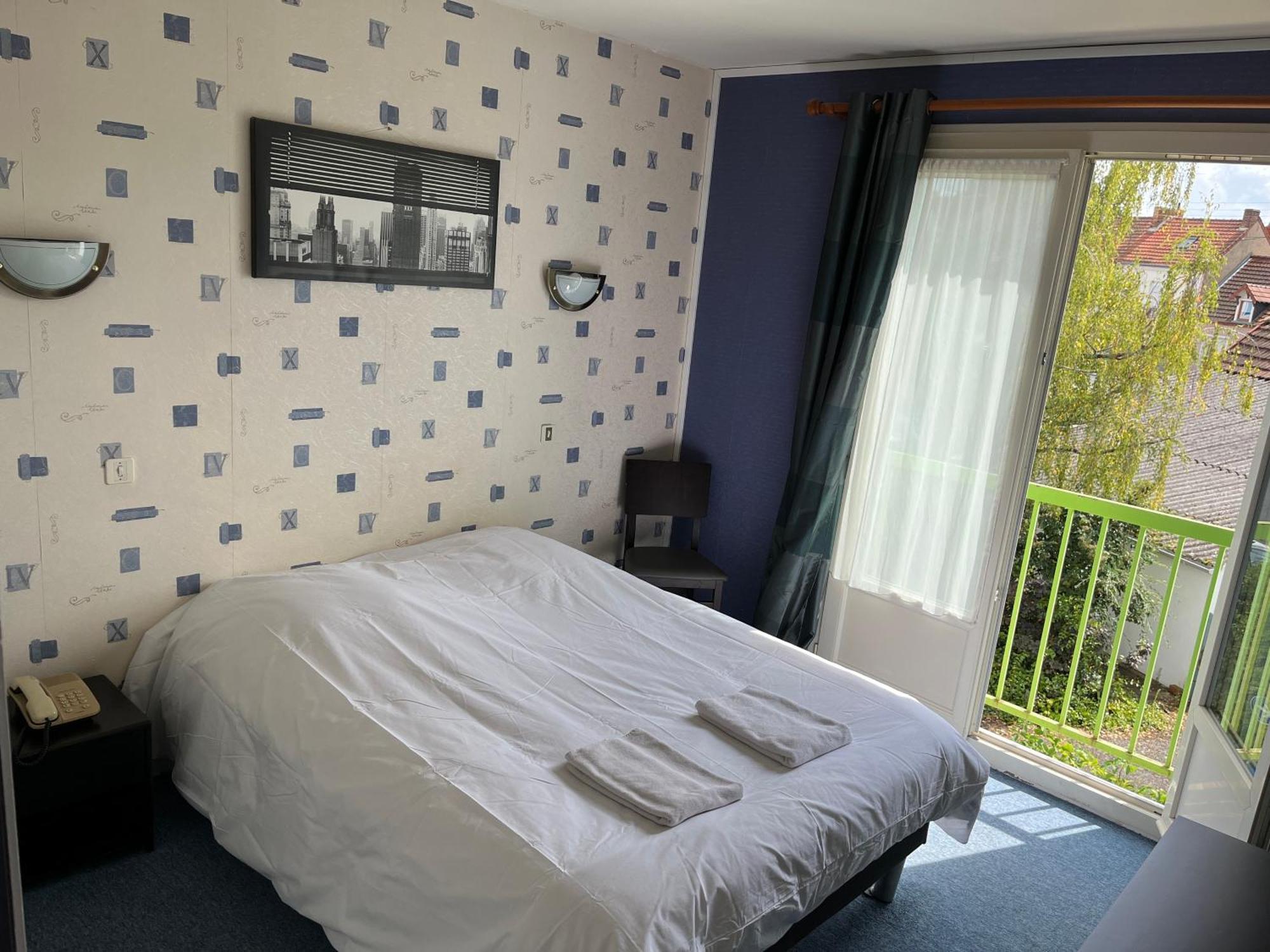 Hotel Le Lyon Vert Commentry Eksteriør billede