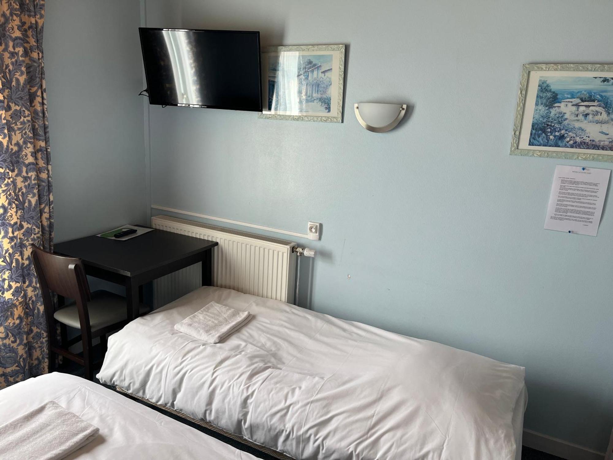 Hotel Le Lyon Vert Commentry Eksteriør billede