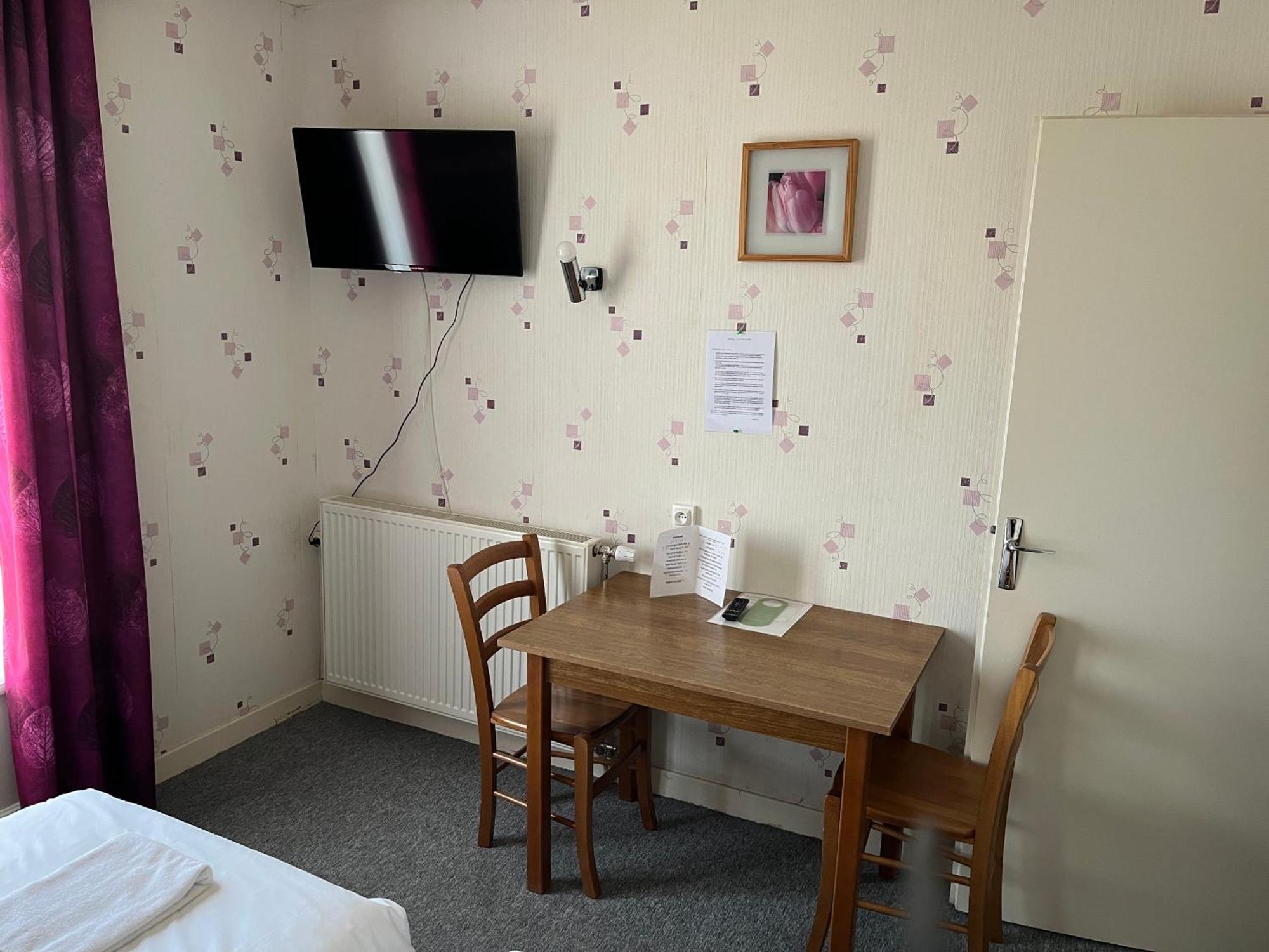 Hotel Le Lyon Vert Commentry Eksteriør billede