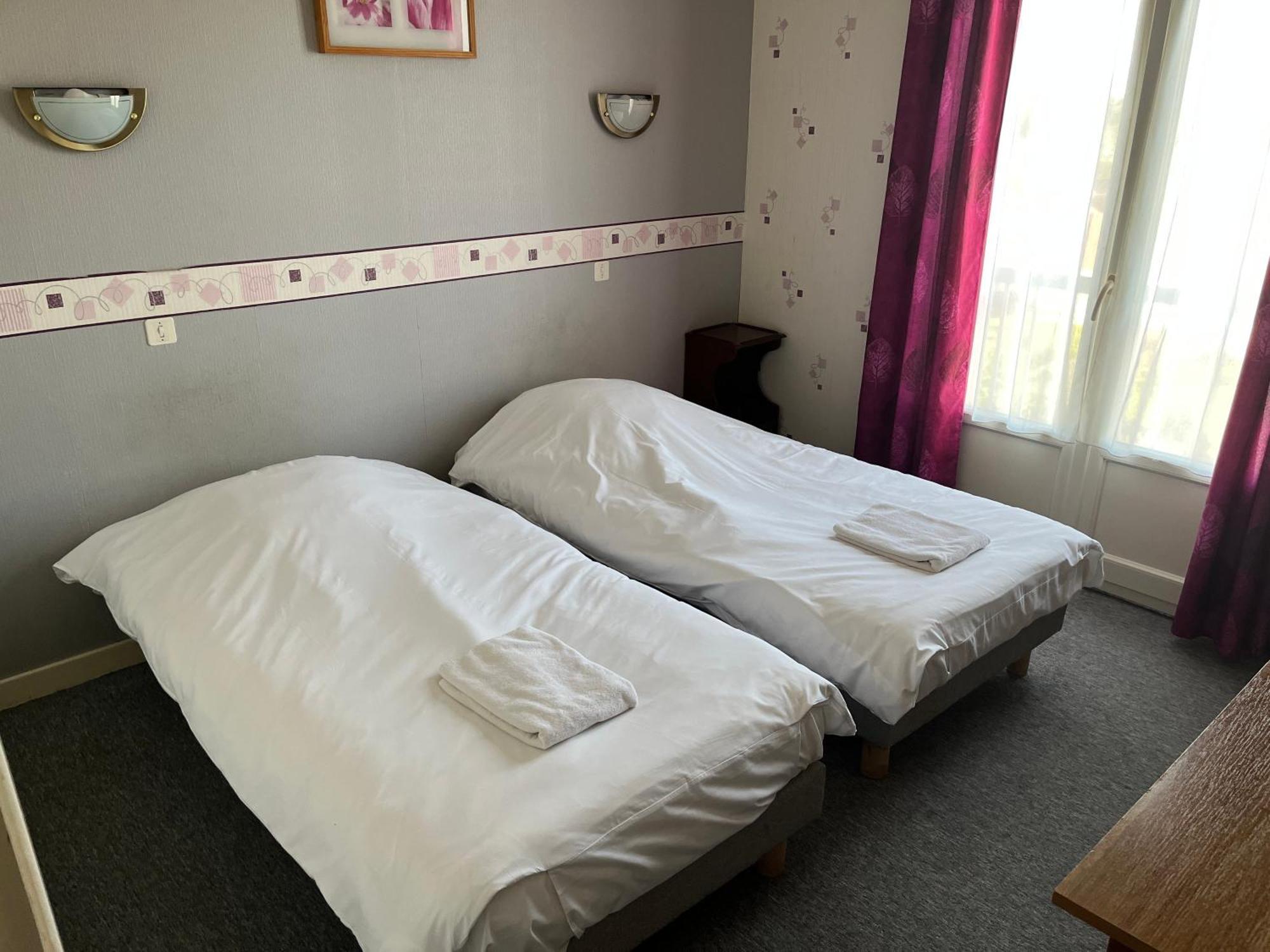 Hotel Le Lyon Vert Commentry Eksteriør billede