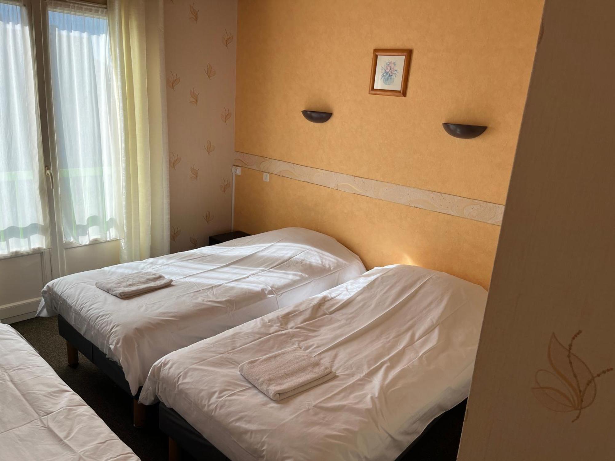 Hotel Le Lyon Vert Commentry Eksteriør billede