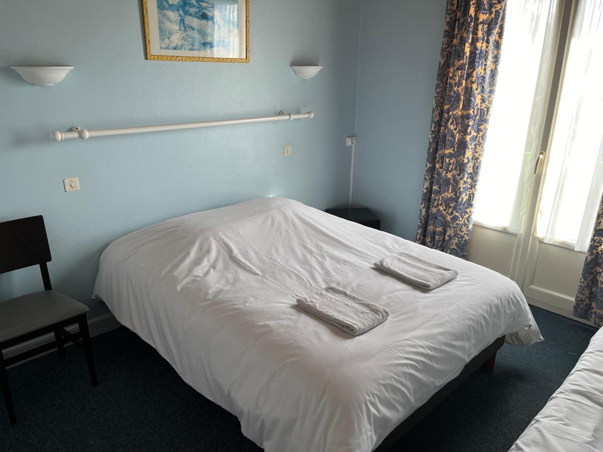 Hotel Le Lyon Vert Commentry Eksteriør billede