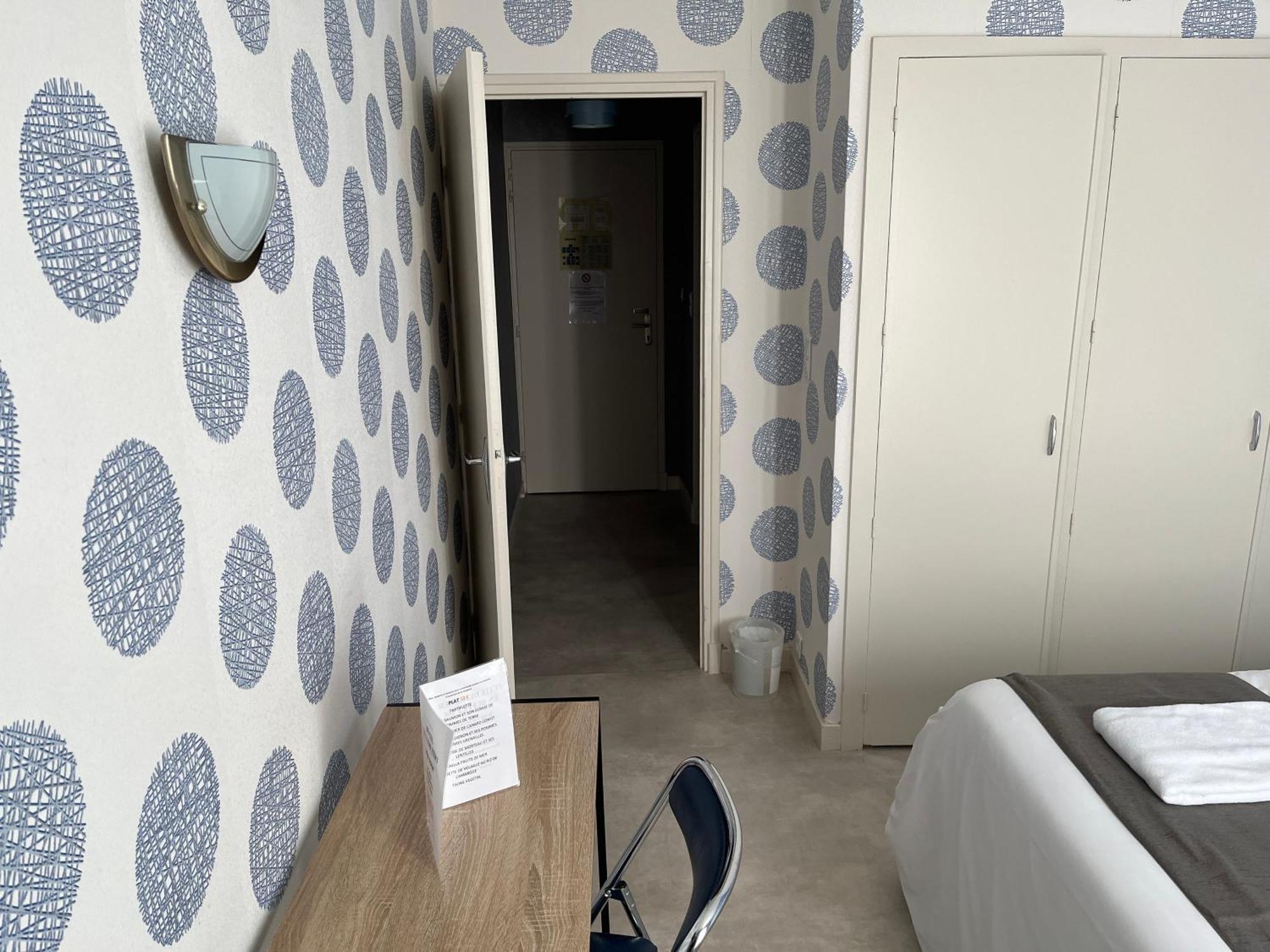 Hotel Le Lyon Vert Commentry Eksteriør billede