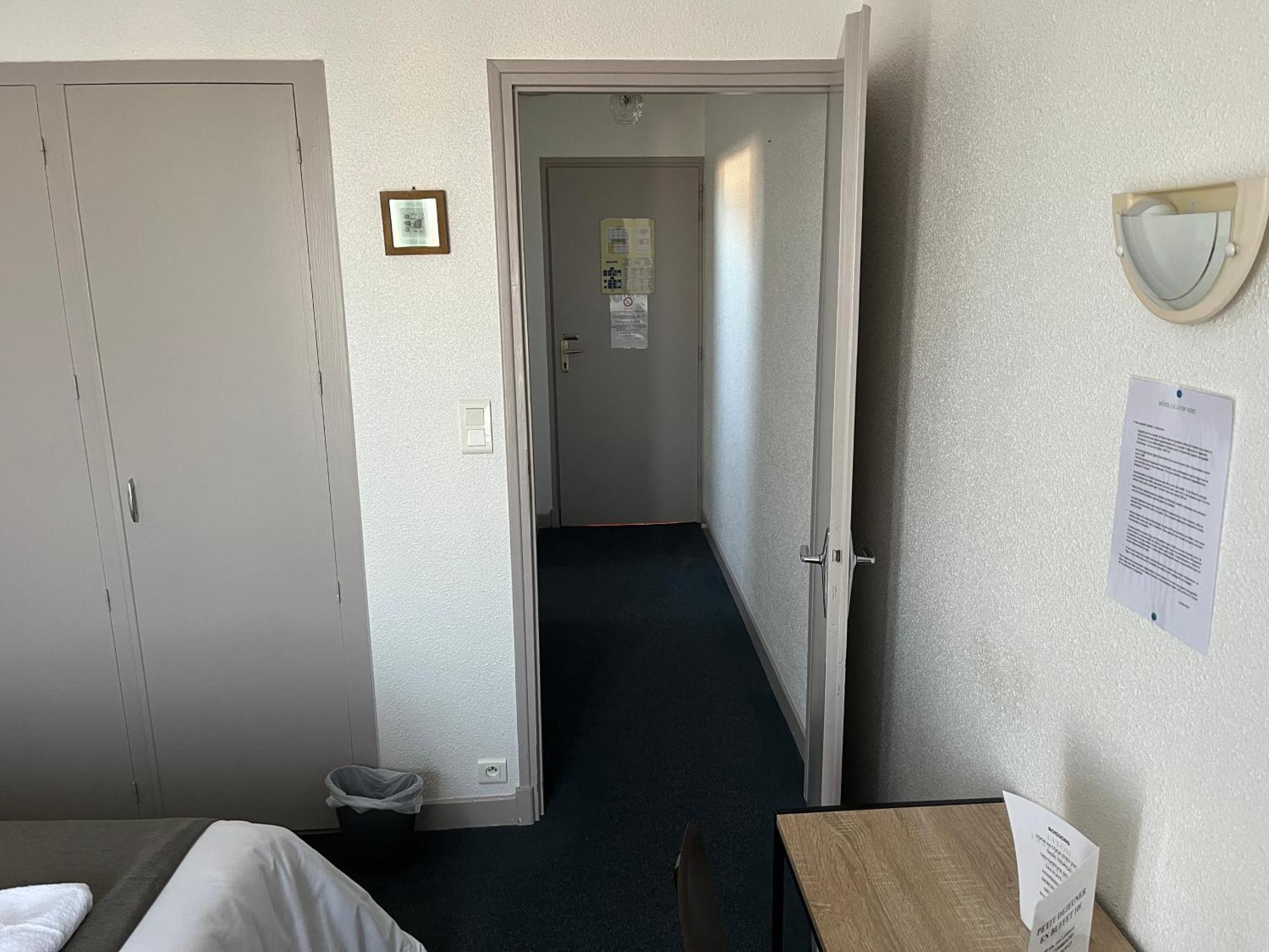 Hotel Le Lyon Vert Commentry Eksteriør billede