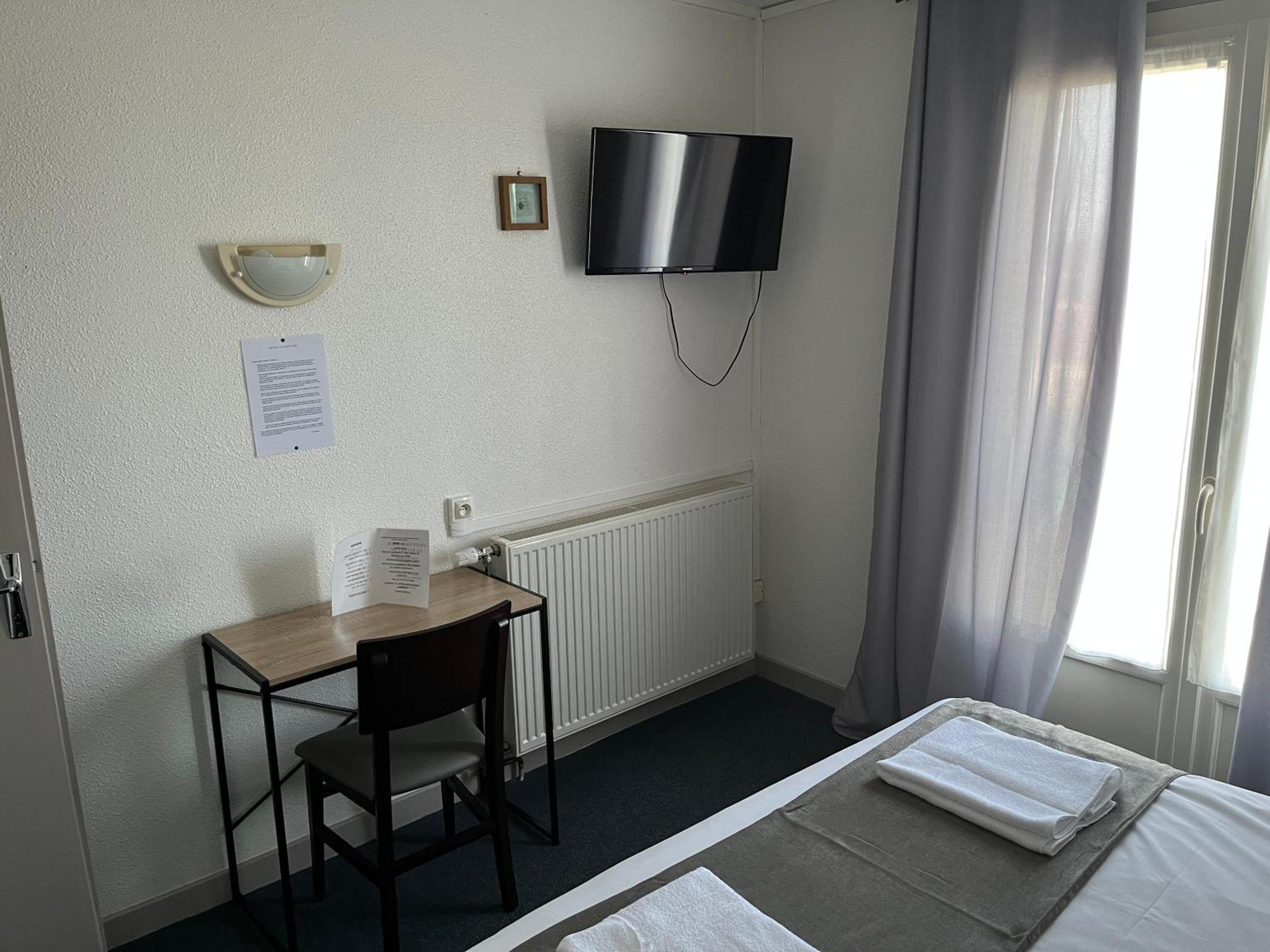 Hotel Le Lyon Vert Commentry Eksteriør billede