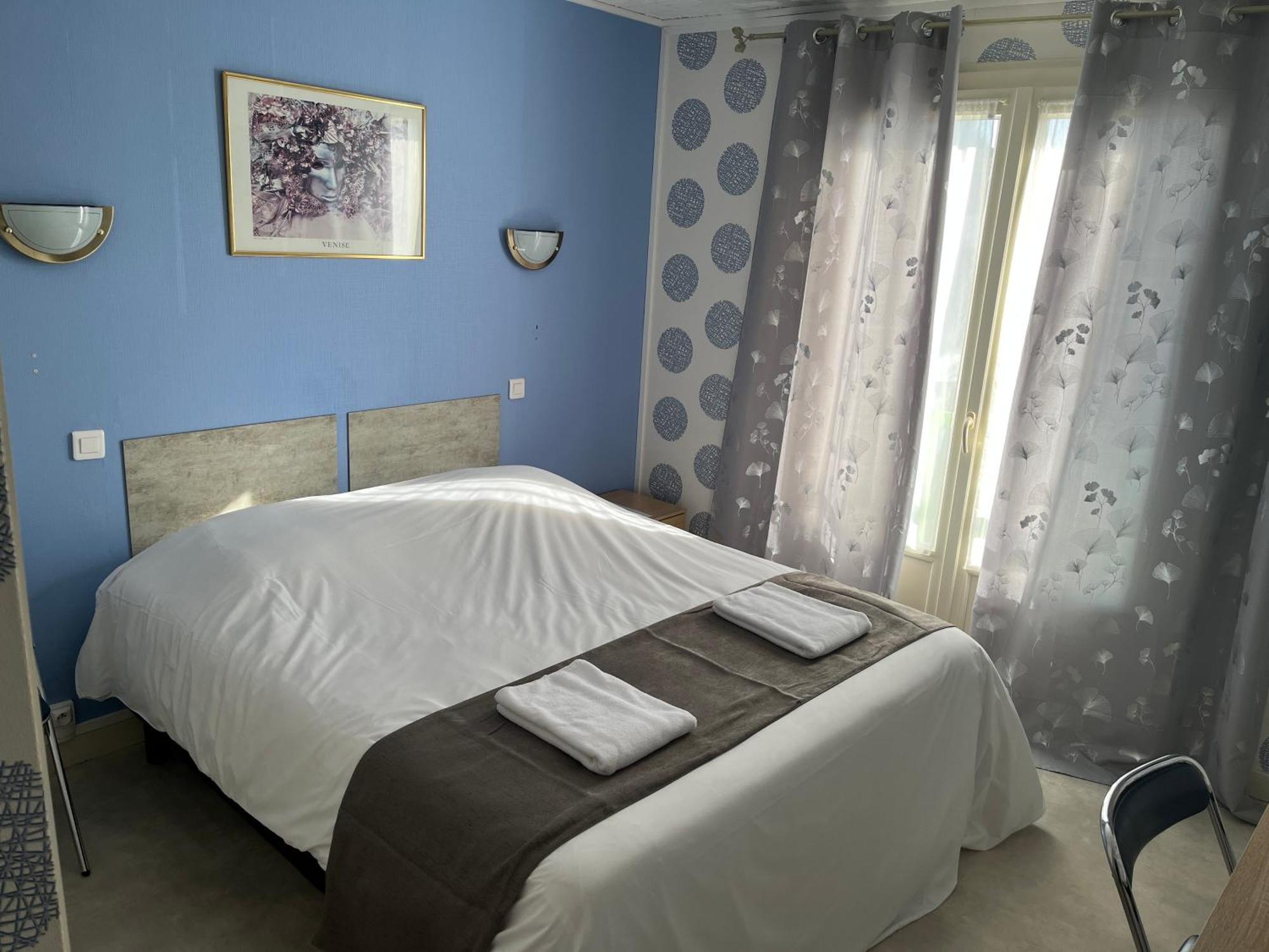 Hotel Le Lyon Vert Commentry Eksteriør billede