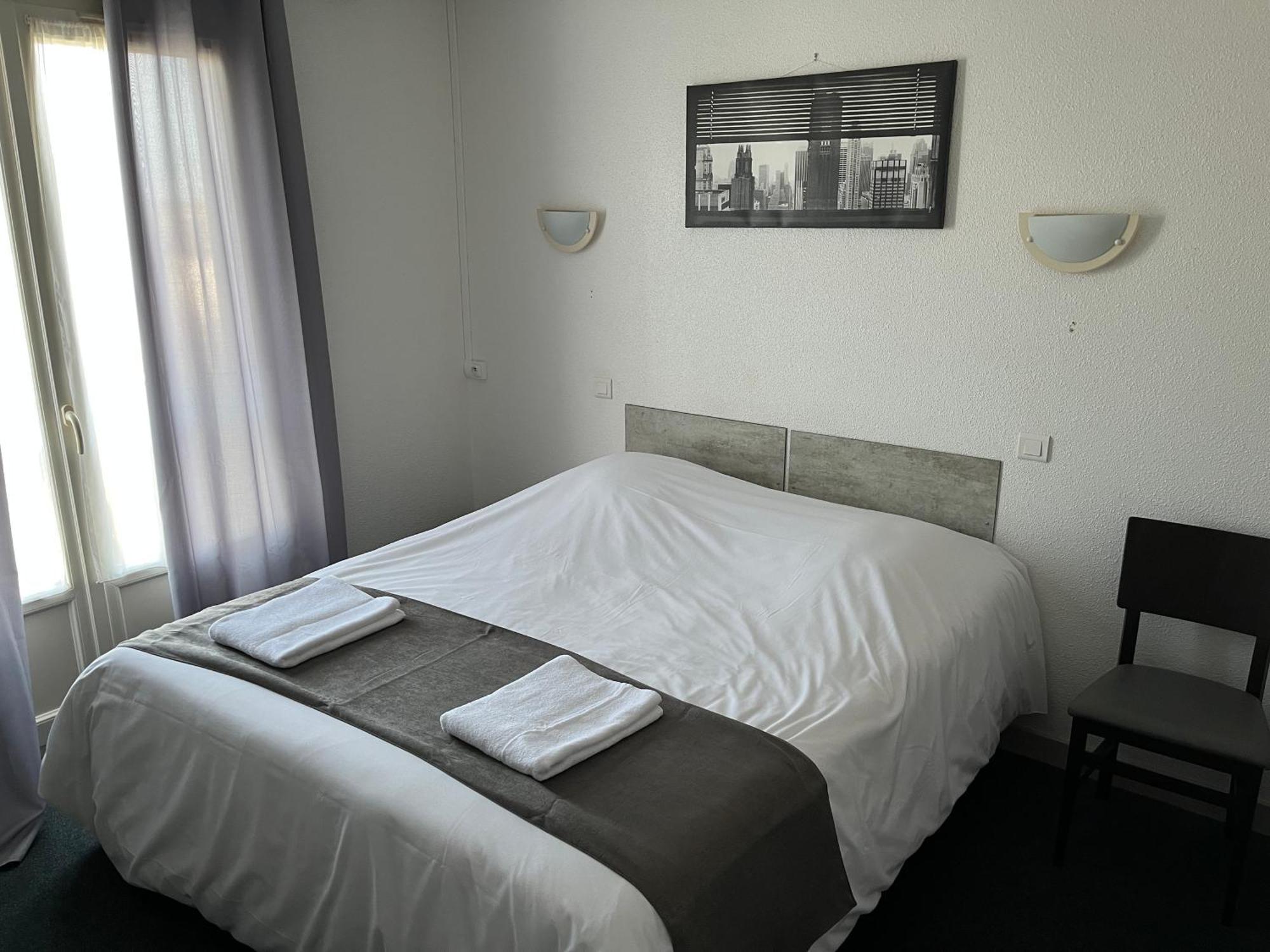 Hotel Le Lyon Vert Commentry Eksteriør billede