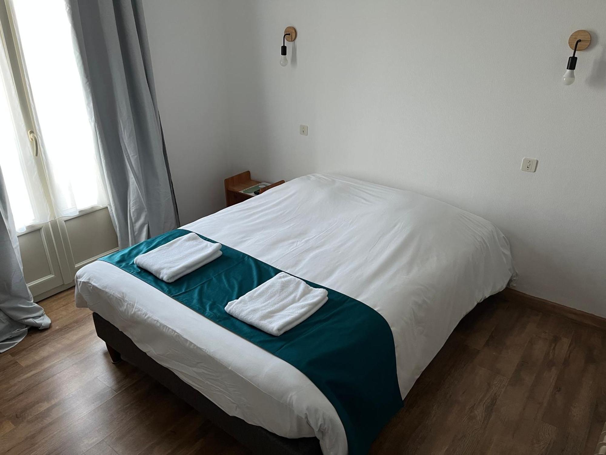 Hotel Le Lyon Vert Commentry Eksteriør billede