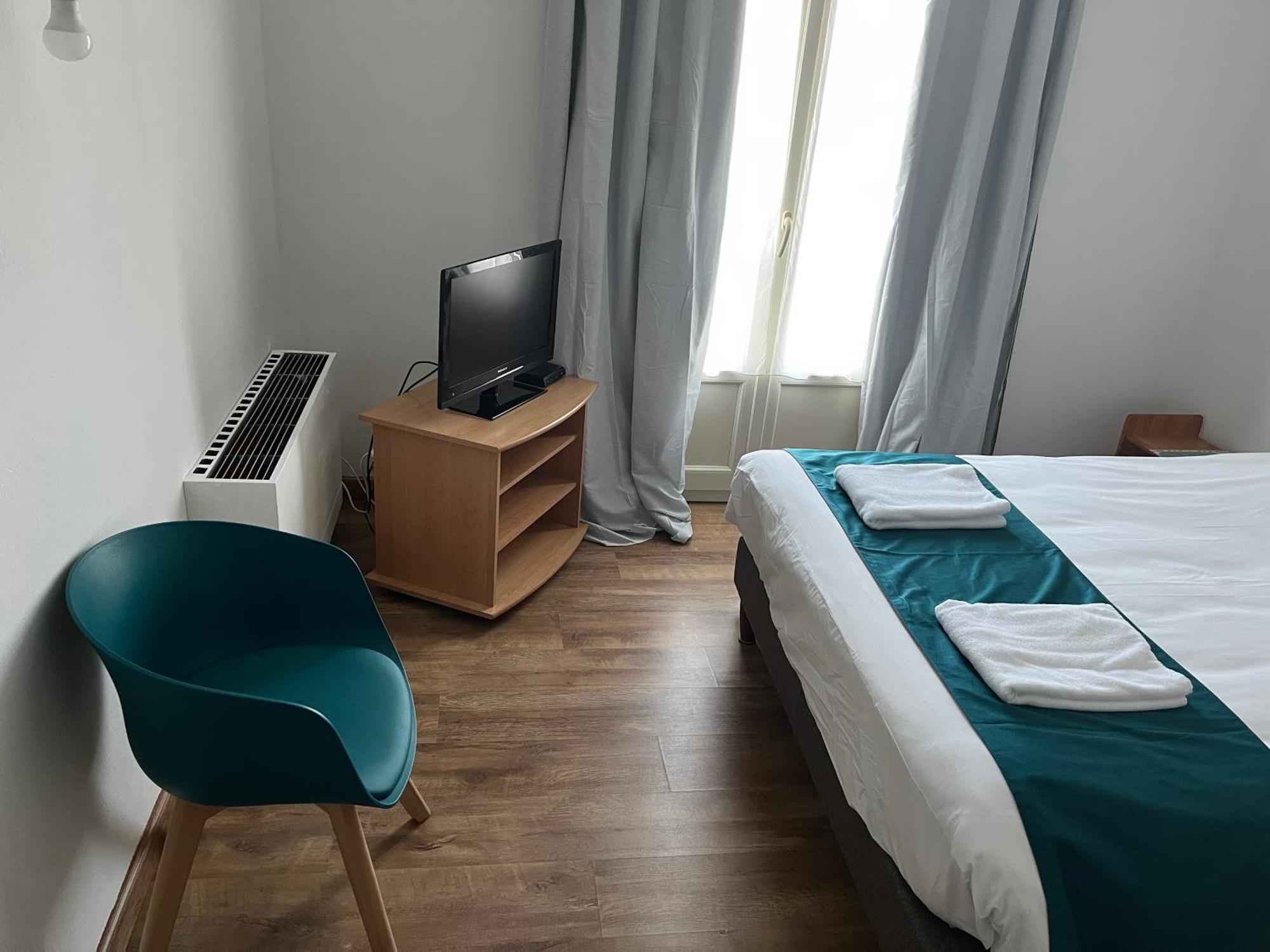 Hotel Le Lyon Vert Commentry Eksteriør billede