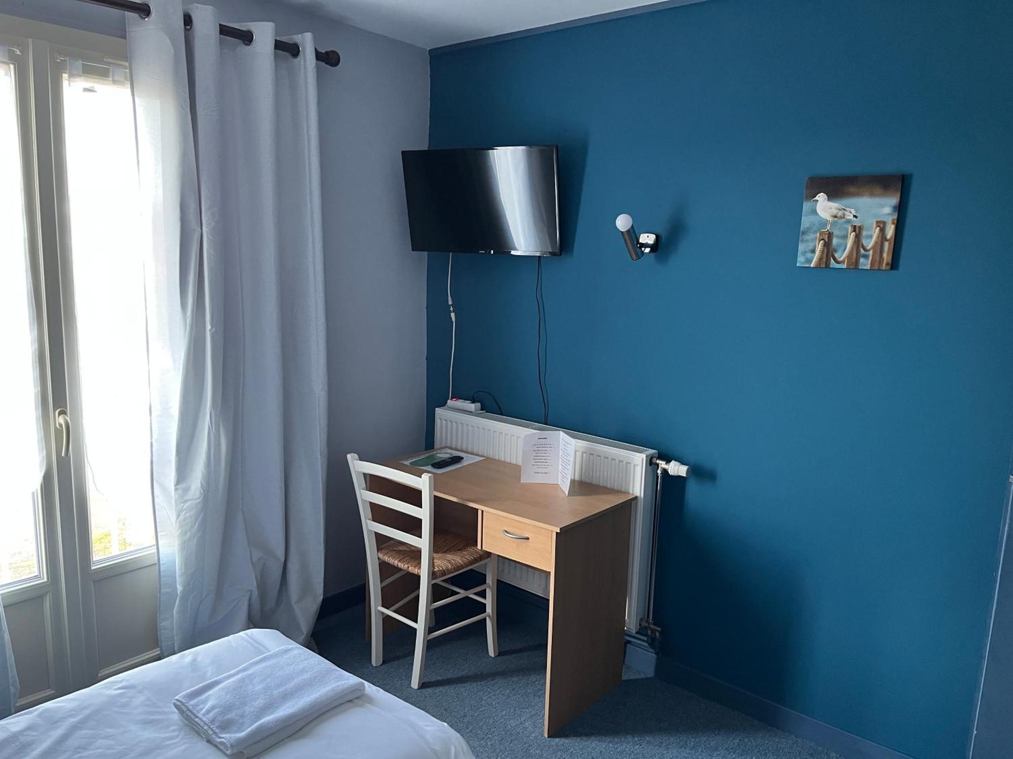 Hotel Le Lyon Vert Commentry Eksteriør billede