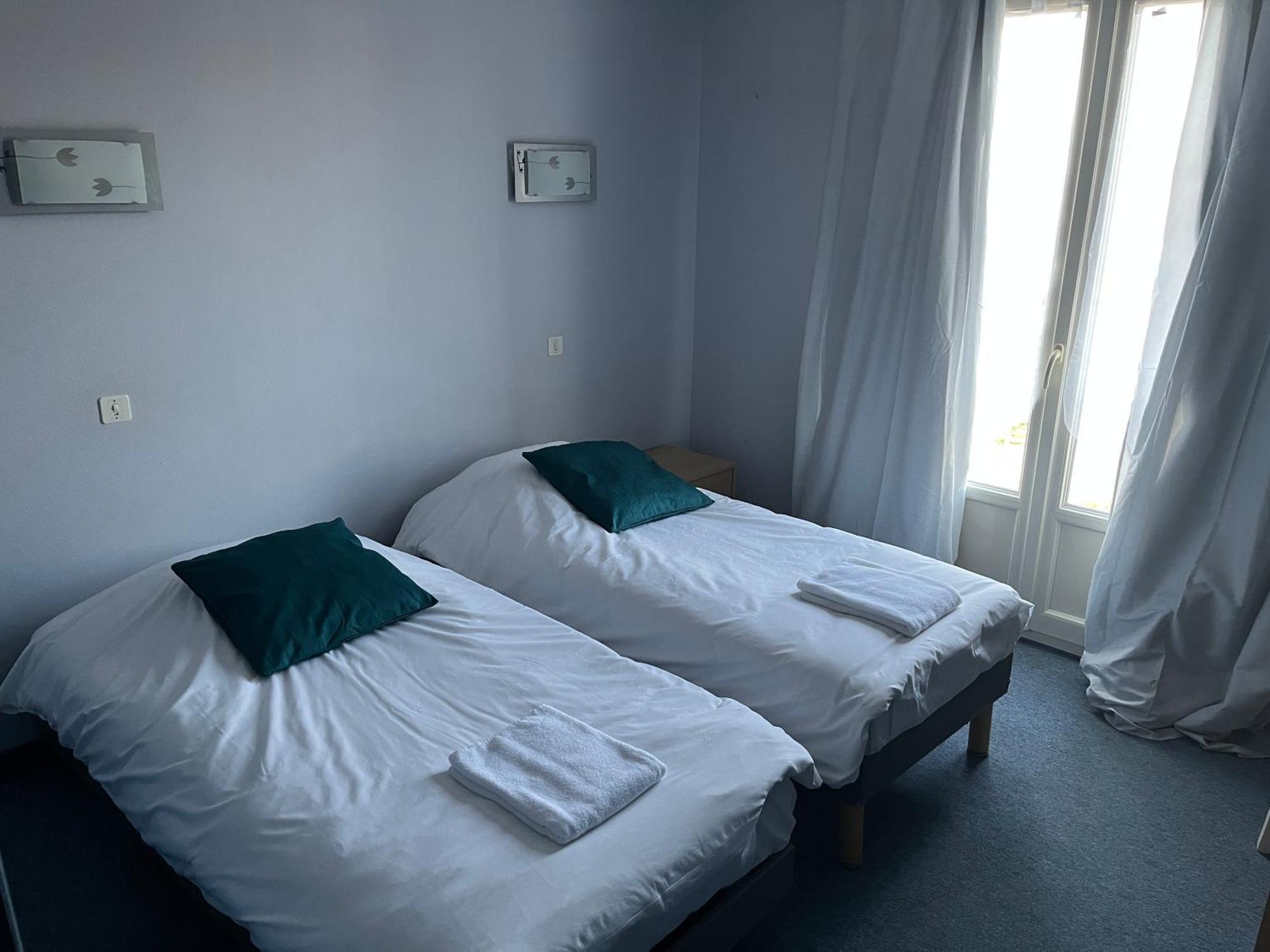 Hotel Le Lyon Vert Commentry Eksteriør billede