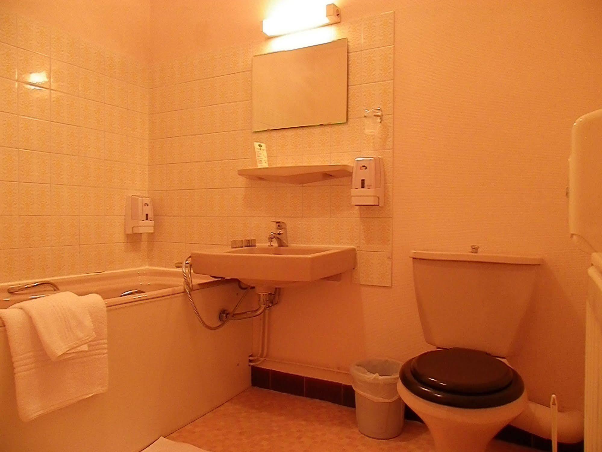 Hotel Le Lyon Vert Commentry Eksteriør billede