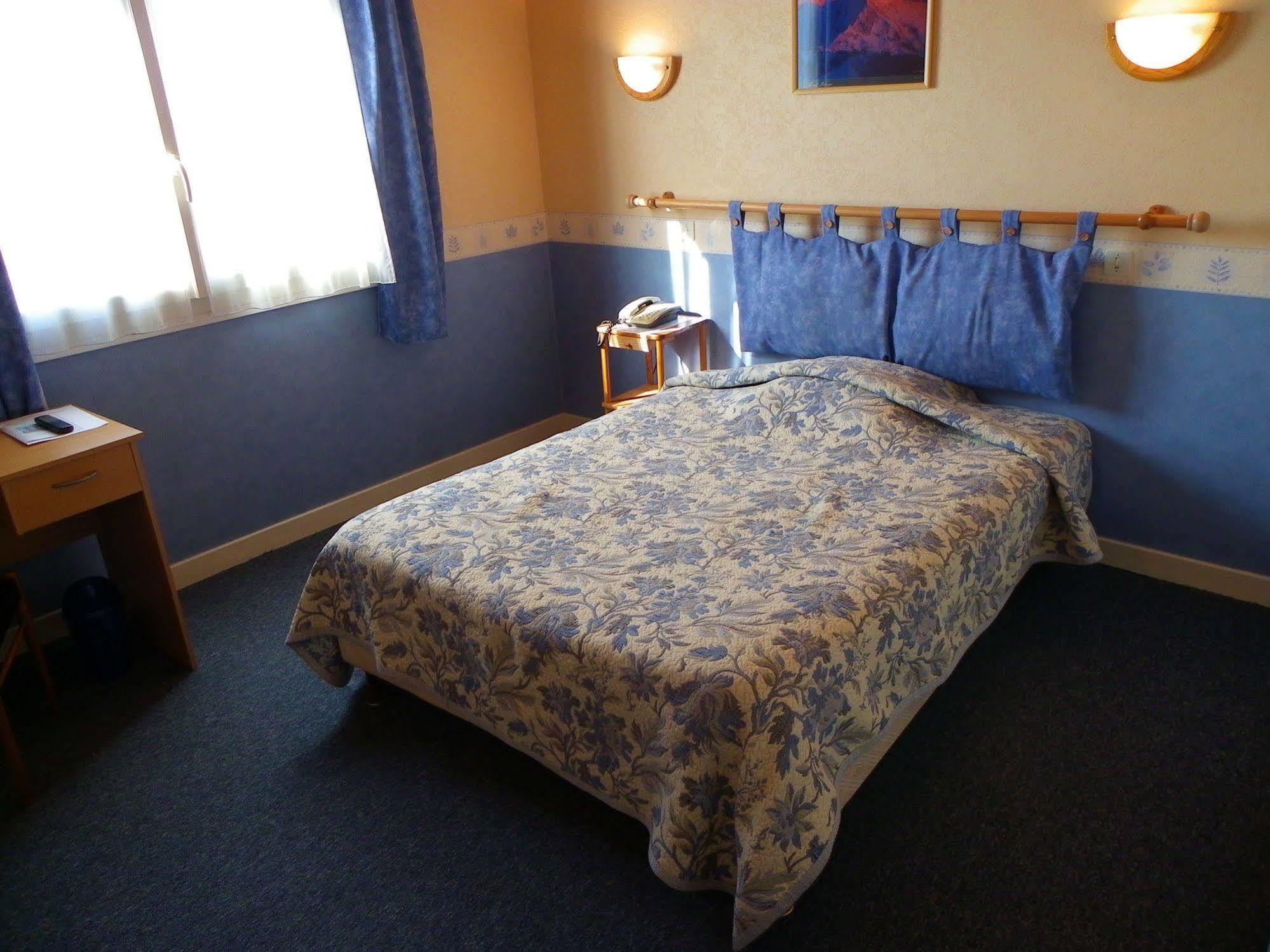 Hotel Le Lyon Vert Commentry Eksteriør billede