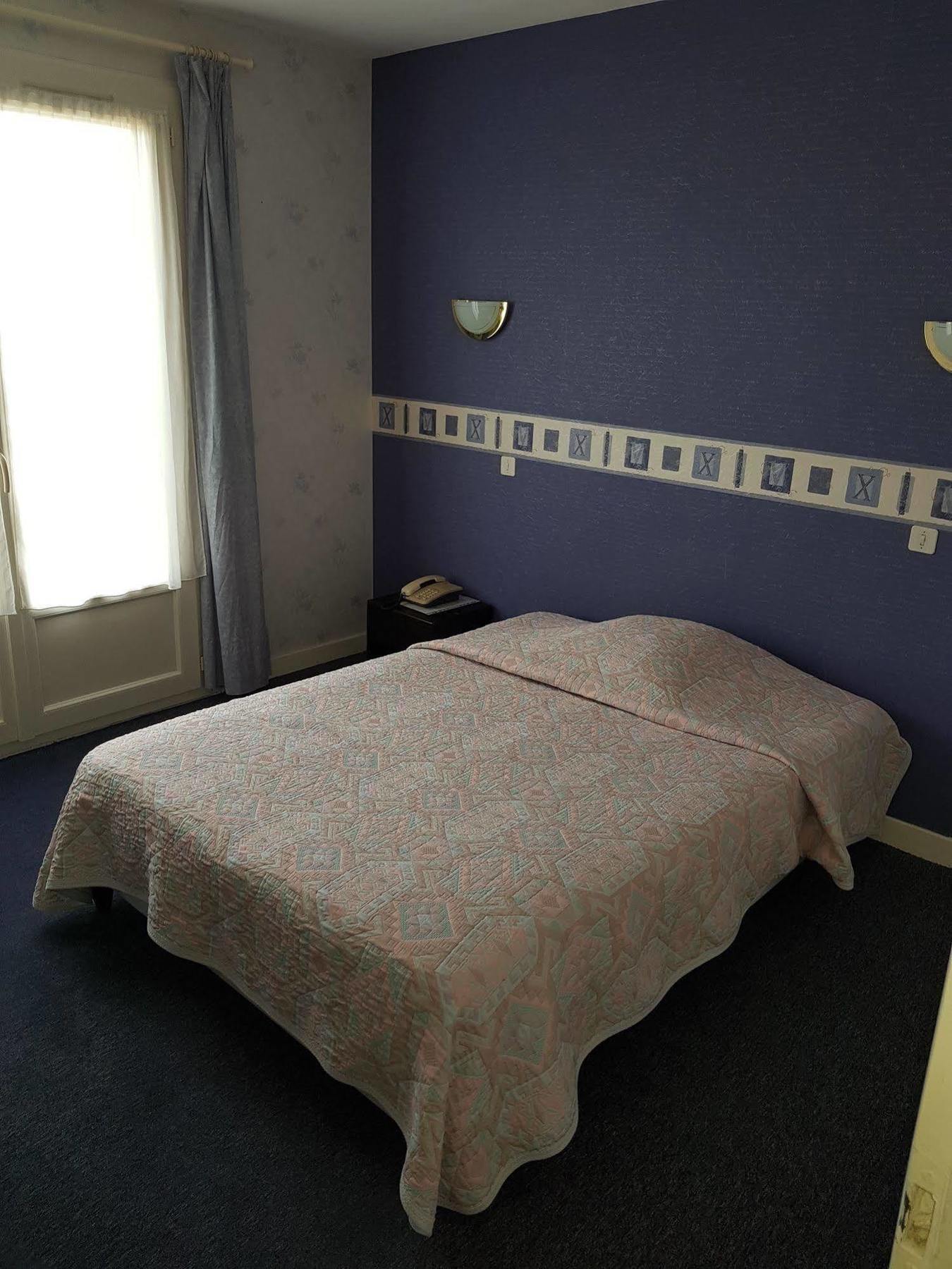 Hotel Le Lyon Vert Commentry Eksteriør billede
